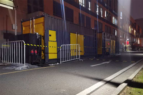 临泽柴油发电机组的输出电压是如何调节的？