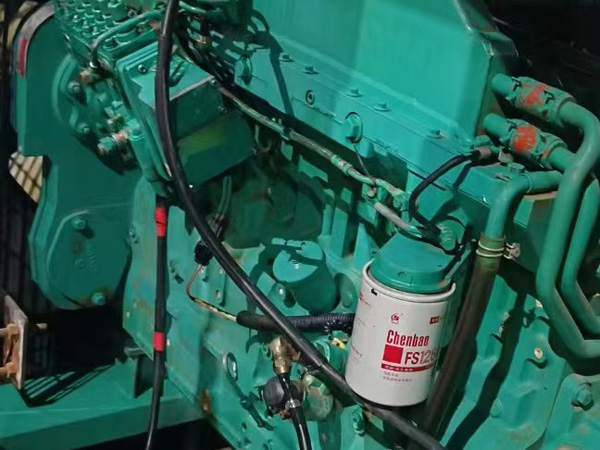 临泽如何确定新的发电机组控制系统是否与原系统兼容？